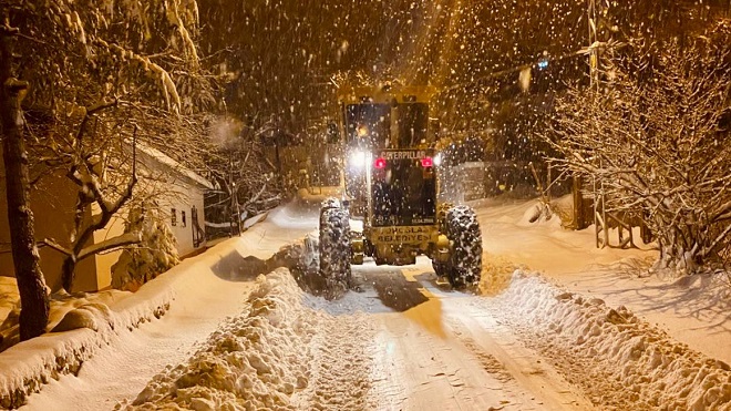 TOROSLAR BELEDİYESİ KARLI YOLLARI ULAŞIMA AÇIYOR