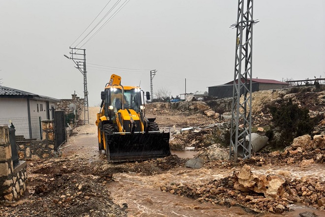 TOROSLAR BELEDİYESİ EKİPLERİNDEN YAĞIŞ MESAİSİ