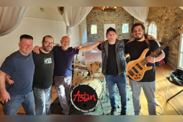 İrlanda’da beş yıldır yaşamını sürdüren ve müzik kariyerine başarıyla devam
