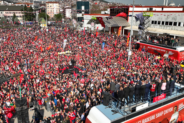 Cumhuriyet Halk Partisi (CHP) Genel Başkanı Özgür Özel, Kocaeli’nde gerçekleştirilen