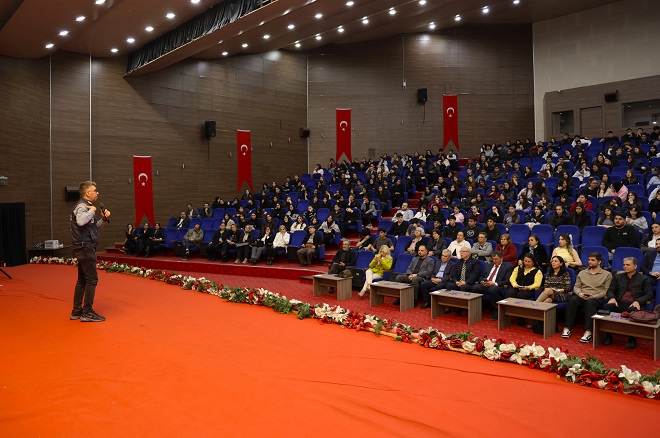 MERSİN-Toroslar Belediyesi, öğrencilerin hem teknolojiyi doğru kullanmaları hem de dijital