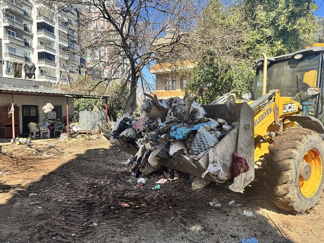 MEZİTLİ’DE ÇÖP EV OPERASYONU: 4 KAMYON, 10 TON ATIK ÇIKARILDI