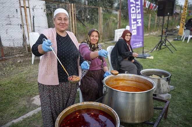 MERSİN-Mezitli Belediyesi’nin düzenlediği iftar programında binlerce vatandaş aynı sofrada buluştu.