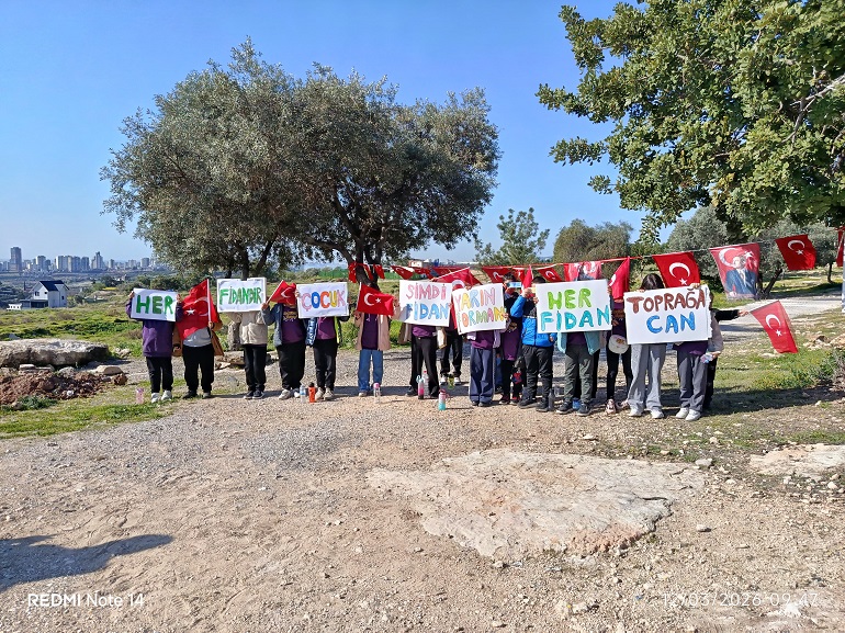 Çocuklar 80 Fidan Dikip Kuşlar İçin Yem ve Yuva Bıraktı