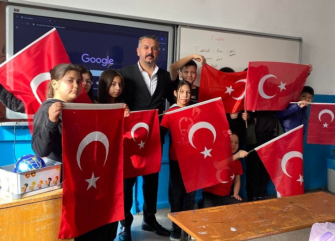 MERSİN-Anamur Atatürk Ortaokulu Müdürü Mehmet Satar, öğrencilerle kurduğu samimi bağ