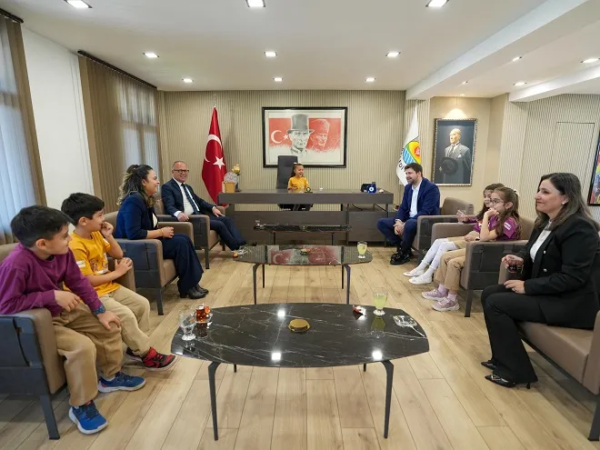 BAŞKAN ALİ BOLTAÇ KOLTUĞUNU ÇOCUKLARA DEVRETTİ