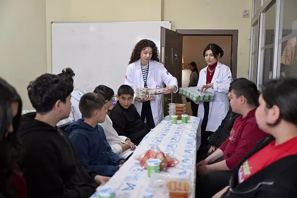 Mersin Büyükşehir Belediyesi tarafından Silifke’de hizmete açılan aşhane, hafta içi