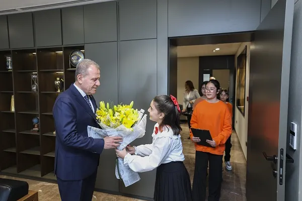 ÖĞRENCİLER, 23 NİSAN SEVİNCİNİ BAŞKAN SEÇER İLE PAYLAŞTI