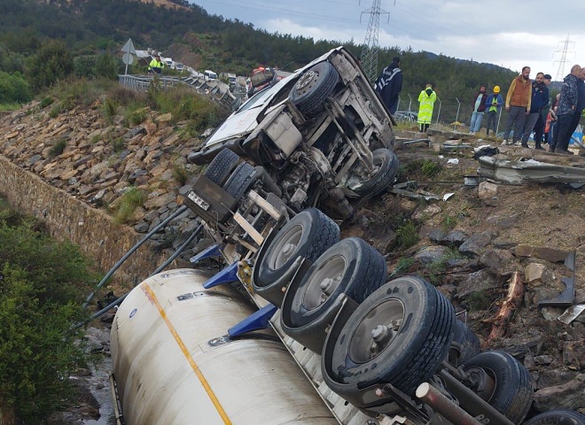 KANALA DÜŞEN TANKERİN SÜRÜCÜSÜ KURTARILDI