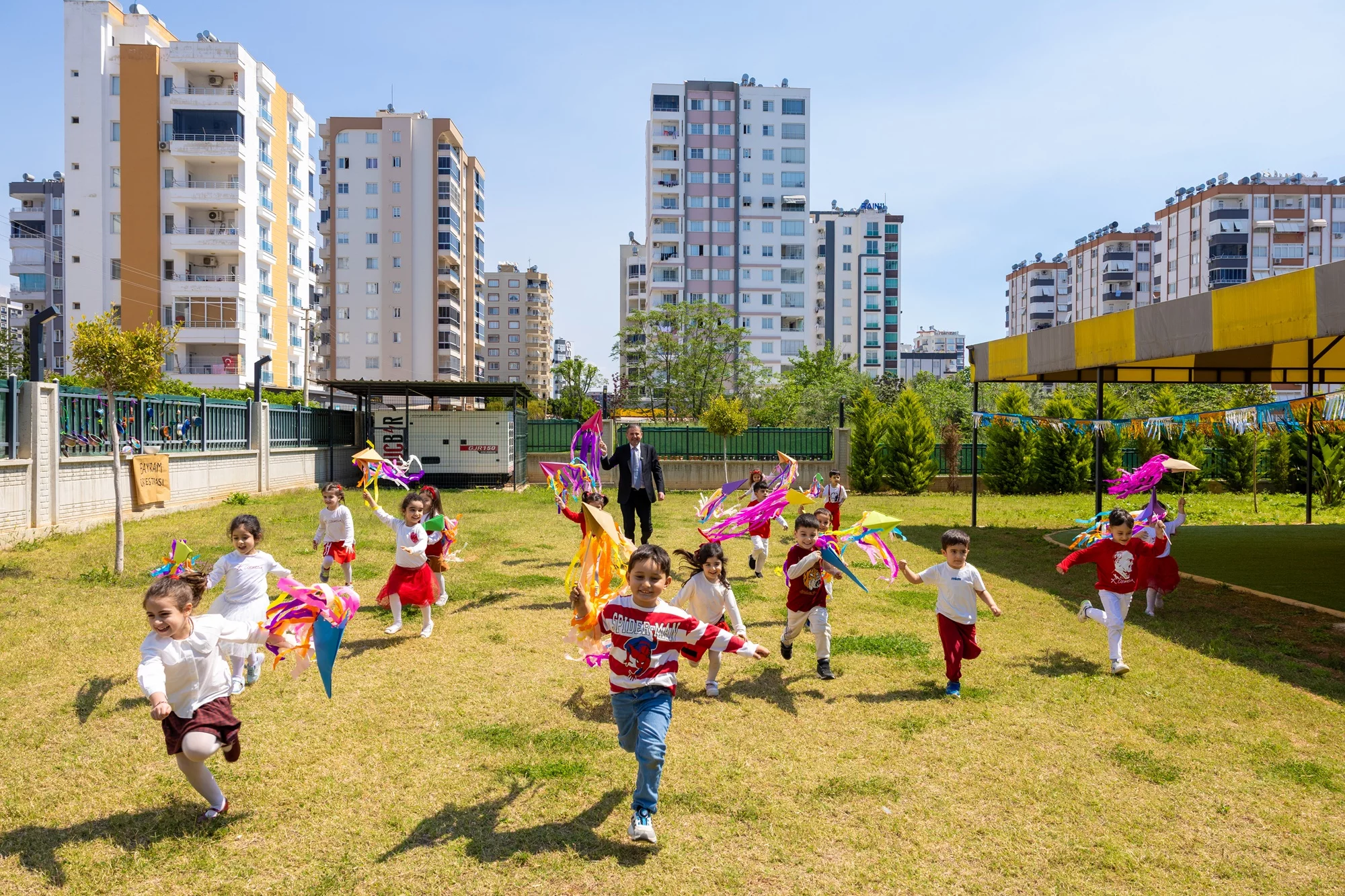 Mezitli’de 23 Nisan Coşkusu: Başkan Tuncer Uçurtma Uçurdu