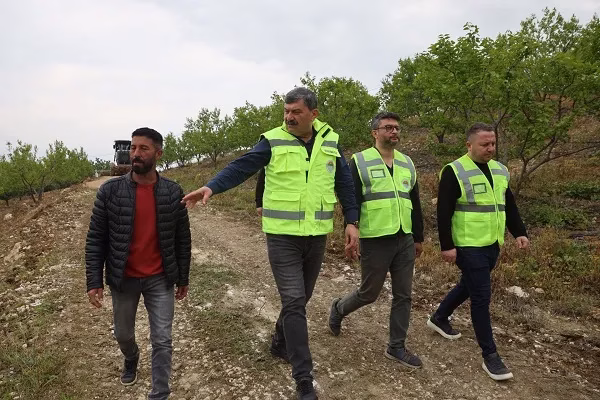 ÇİFTÇİLER BAHÇE YOLLARINA GÜVENLE ULAŞIYOR