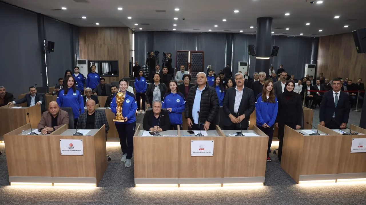 Toroslar’ın Şampiyon Kadınları Mecliste Alkışlandı