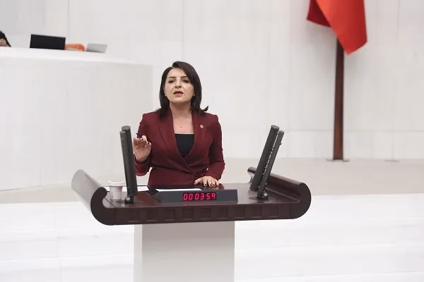 “SORULARA CEVAP YOK, SAYFALAR DOLUSU HİKÂYE VAR”
