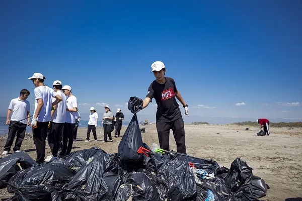 ÖĞRENCİLER ADANALIOĞLU SAHİLİNİ ATIKLARDAN ARINDIRDI