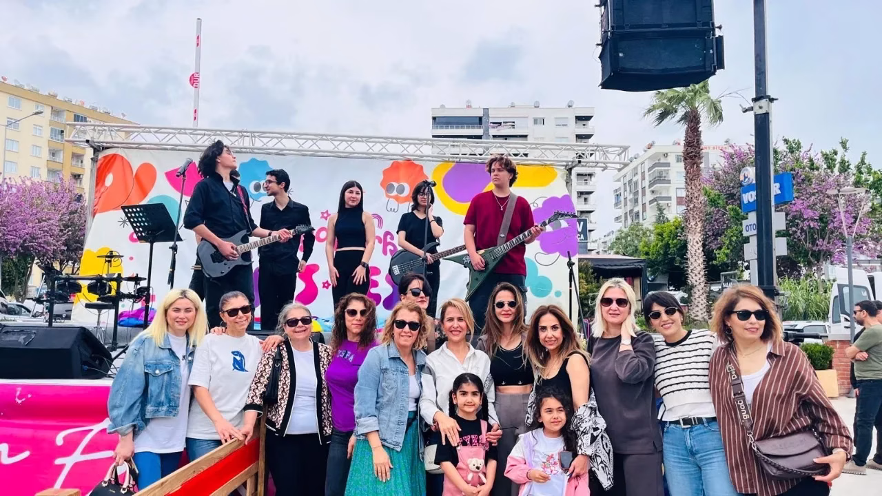 Mersin Sayapark’ta Kids Fest kapsamında sahne alan İyilik Çemberi Derneği,