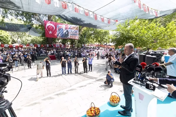 BAŞKAN SEÇER, ‘64. MUT KARACAOĞLAN KAYISI KÜLTÜR VE SANAT FESTİVALİ’NE KATILDI