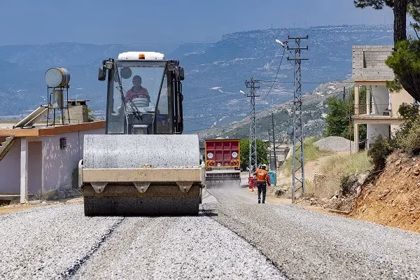 BÜYÜKŞEHİR GÜLNAR’DA 5 MAHALLENİN GRUP YOLUNU GENİŞLETEREK ASFALTLADI