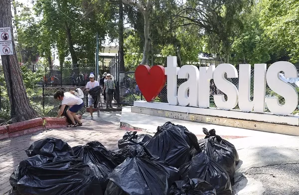 MERSİN BÜYÜKŞEHİR VATANDAŞLARLA TARSUS’TA ÇEVRE TEMİZLİĞİ YAPTI