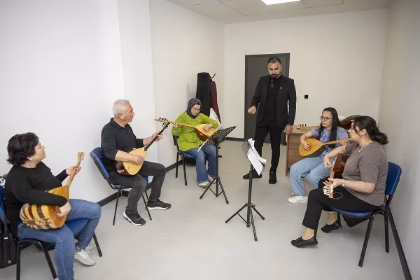 MÜZİK KURSLARI VATANDAŞLARIN RUHUNA DOKUNUYOR
