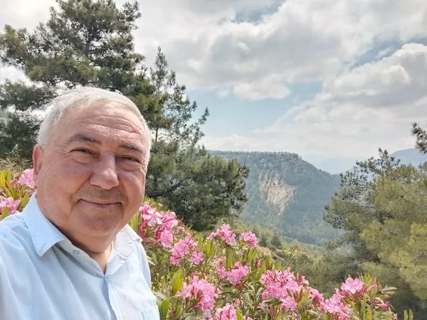 Zakkum Çiçekleri Akdeniz Sahillerini Renklendiriyor