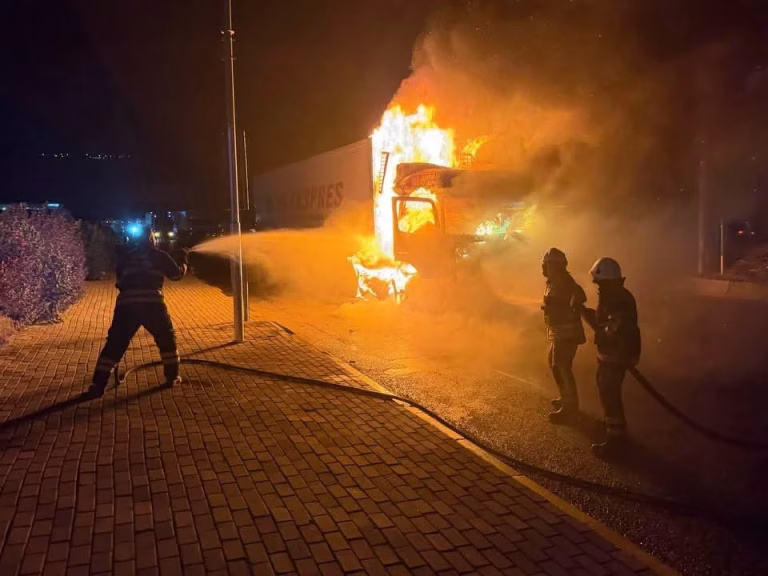 Hatay’da tır alevlere teslim oldu