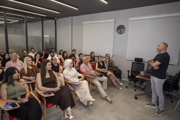 ‘KAMPÜS MERSİN’ VE ‘GARAJ MERSİN’’DE ‘SATIŞTA ETKİ VE İKNA’ EĞİTİMİ