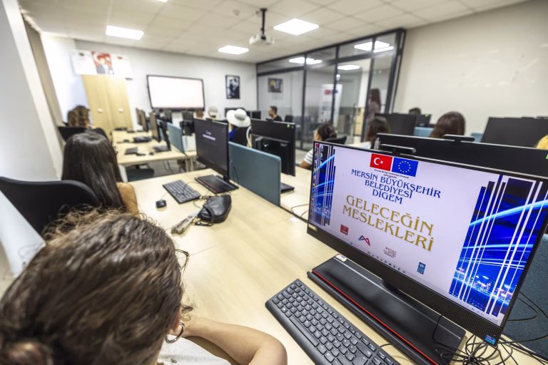 MERSİN BÜYÜKŞEHİR GENÇLERİ YAZILIM SEKTÖRÜNE HAZIRLIYOR