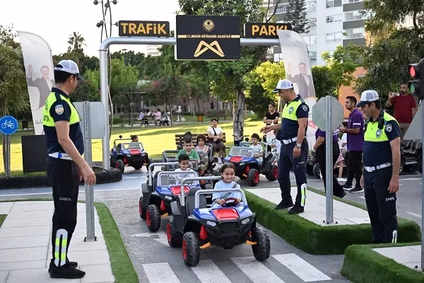 Mersin’de çocuklar trafik kurallarını öğreniyor