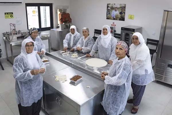 BÜYÜKŞEHİR’DEN HAMZABEYLİ’DE KADINLARIN ÜRETİMİNE GÜÇLÜ DESTEK