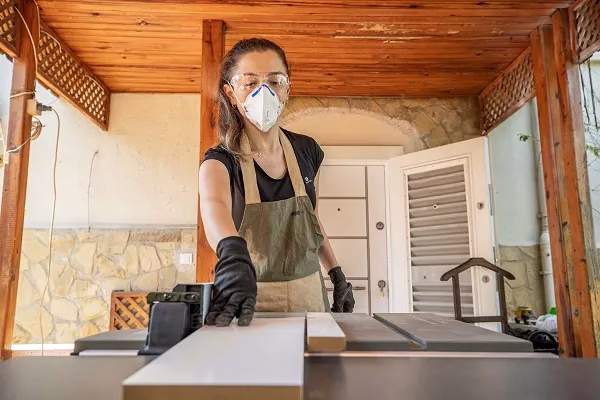 EVİNİN BİR BÖLÜMÜNÜ ATÖLYEYE ÇEVİREN MUAZZEZ HANIM, AHŞABA HAYAT VERİYOR