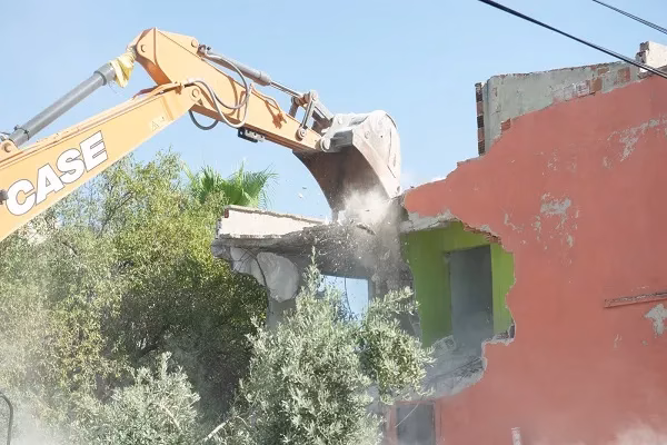 Yenişehir’de metruk yapılarla mücadele sürüyor