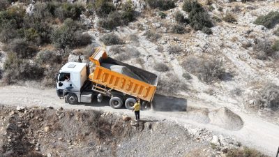 MERSİN-Tarsus Belediyesi, kırsal mahallelerde yol şartlarının iyileştirilmesine yönelik çalışmalarını sürdürüyor.