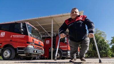 Cam kemik hastalığıyla dünyaya gelen Yaşar Karaduman, İzmir İtfaiyesi’nde 24