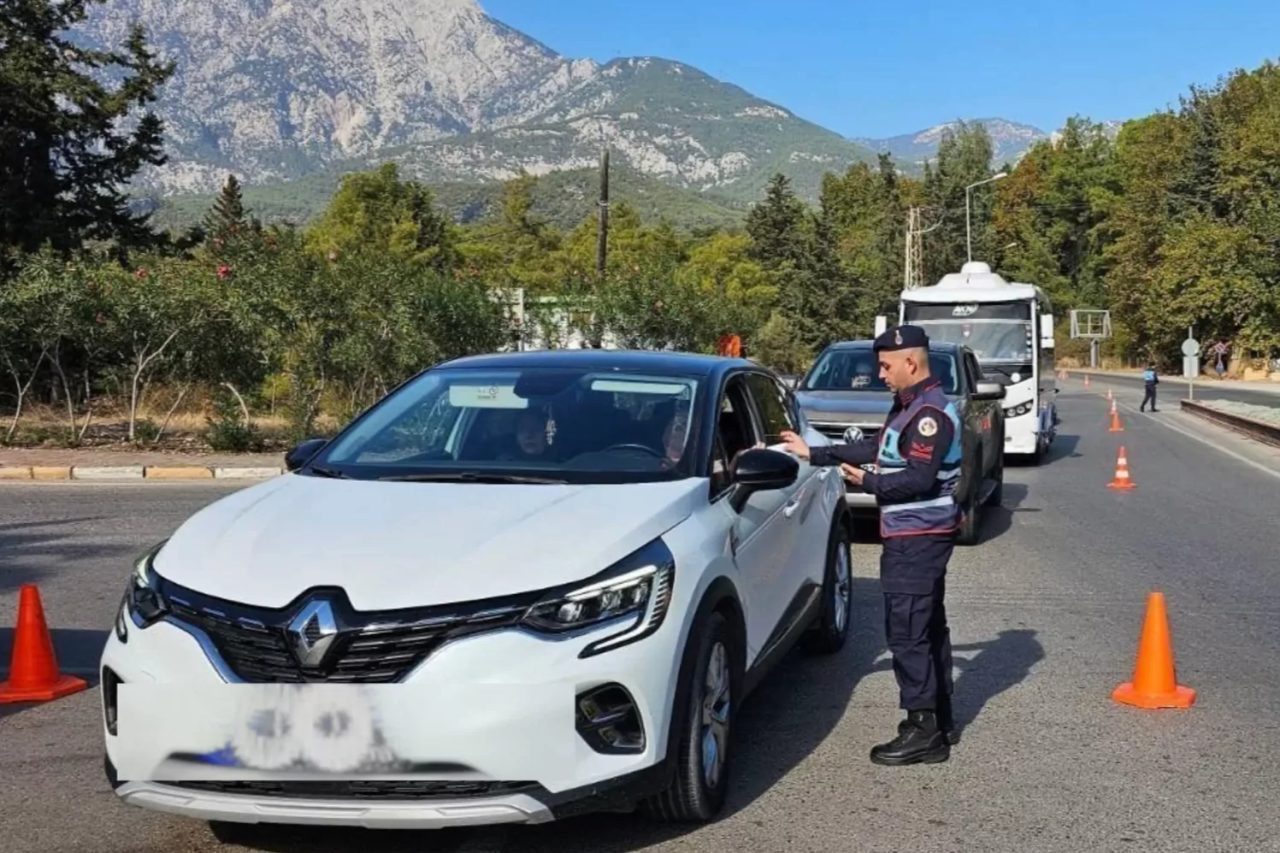 İçişleri Bakanlığı koordinasyonunda ülke genelinde gerçekleştirilen “Aranan Şahıslar Uygulaması”nda, haklarında
