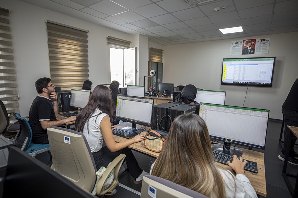Mersin’de meslek edinmek isteyenleri ve mesleğinde bir adım öne çıkmak