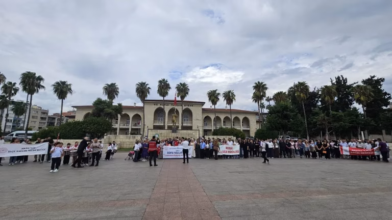MERSİN’DE DÜNYA YAŞLILAR GÜNÜ KORTEJLE KUTLANDI