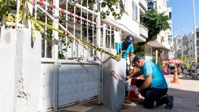 Mersin’in Yenişehir ilçesinde bir apartmanın bahçesinde meydana gelen zemin çökmesi
