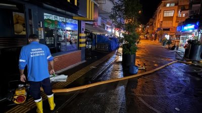 Mersin’de etkili olan sağanak yağışın ardından su baskınlarına karşı harekete