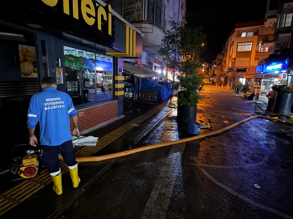 Mersin’de etkili olan sağanak yağışın ardından su baskınlarına karşı harekete