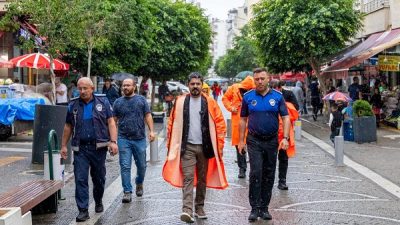 Mersin’de etkili olan sağanağın ardından Yenişehir Belediyesi ekipleri, su basan