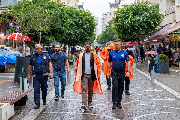 Mersin’de etkili olan sağanağın ardından Yenişehir Belediyesi ekipleri, su basan