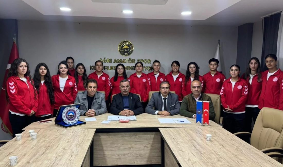 Ağrı Kadın Futbol Takımı’nın ASKF ziyaretinde kadın futbolunun gelişimi, tesis