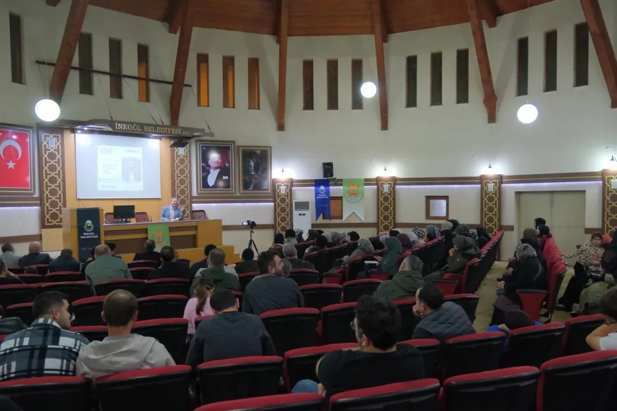 Bursa'da İnegöl Belediyesi ve AHİD iş birliğiyle düzenlenen Aile Okulu