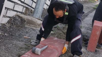 Ankara Keçiören Belediyesi Fen İşleri Müdürlüğü ekipleri, ilçe genelinde kaldırım