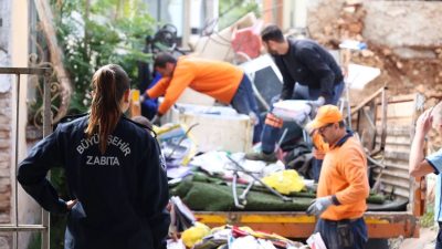Antalya Büyükşehir Belediyesi Zabıta ekipleri tarihi Balbey mahallesinde hurdacı ve