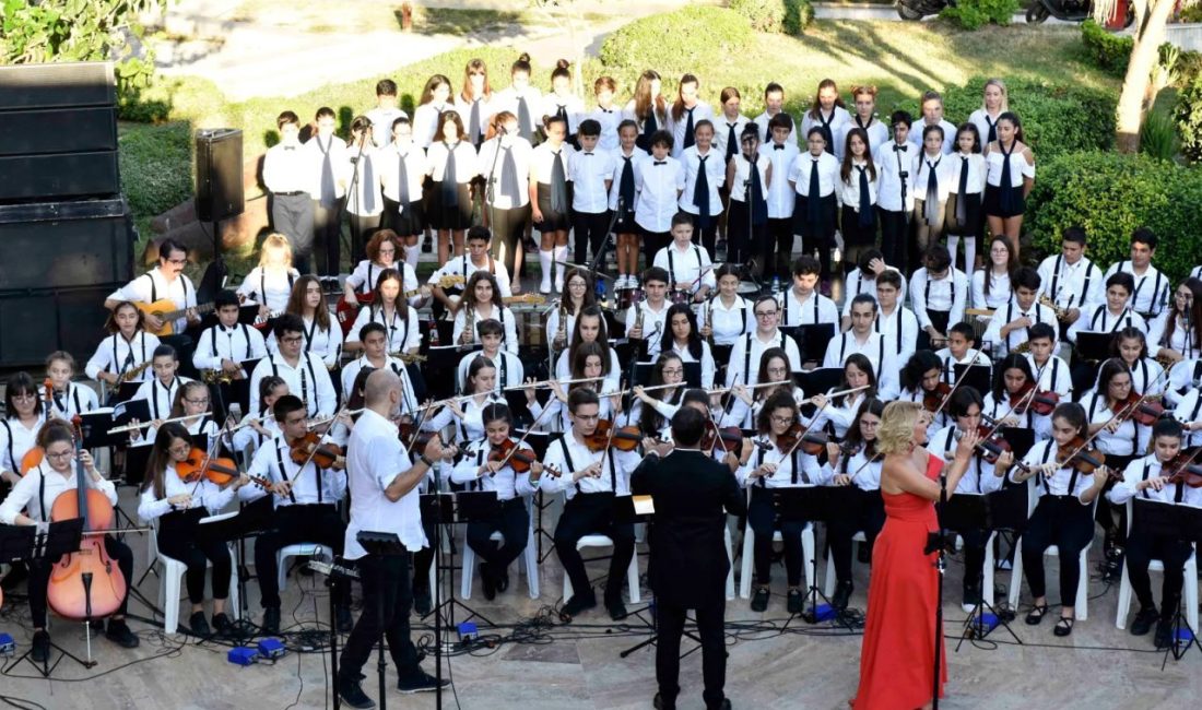 Antalya'da Muratpaşa Belediyesi, müziğe ilgi duyan gençleri Çok Sesli Gençlik