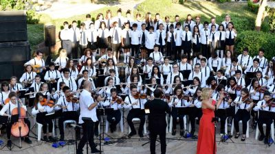 Antalya'da Muratpaşa Belediyesi, müziğe ilgi duyan gençleri Çok Sesli Gençlik