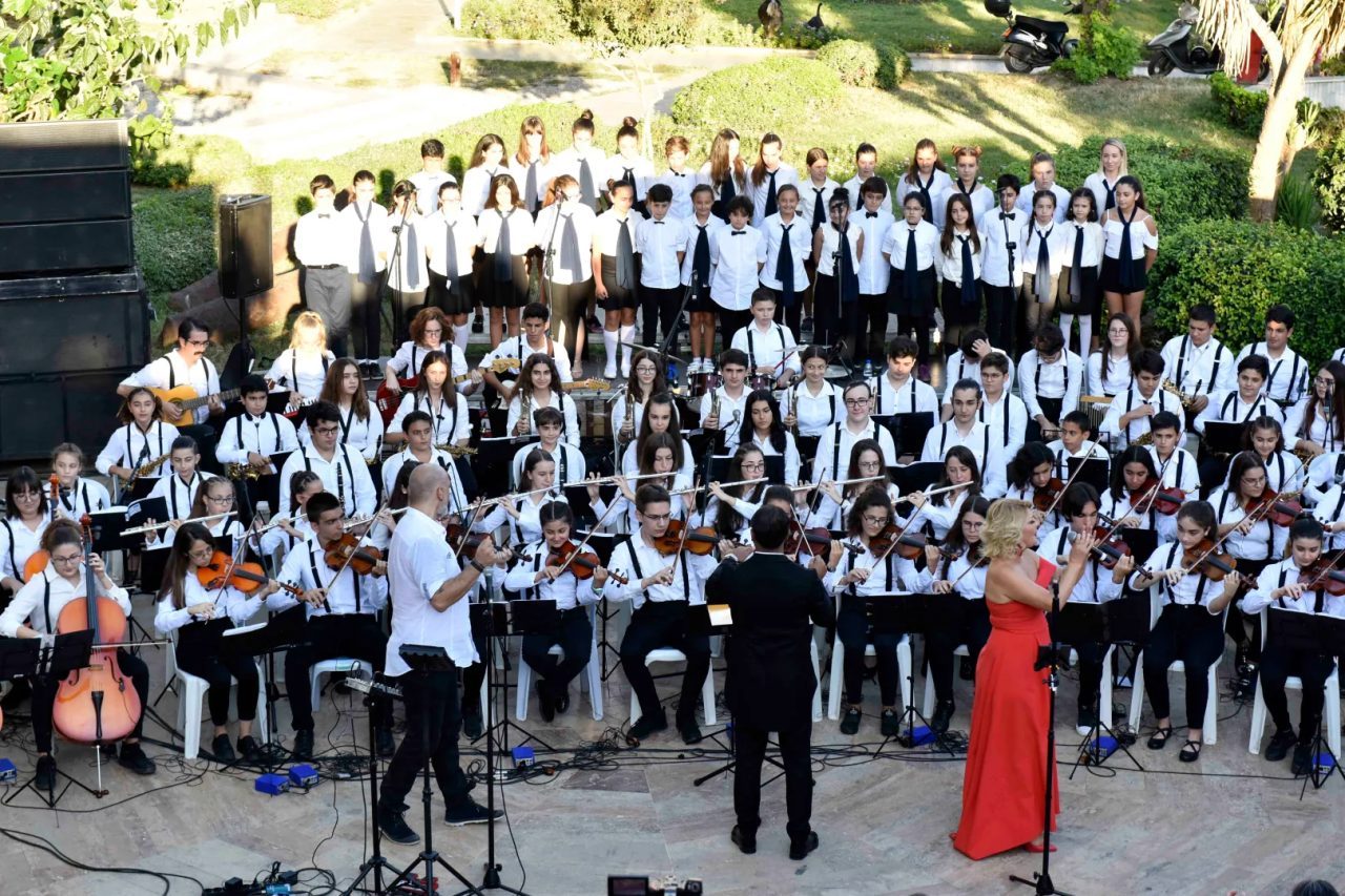 Antalya'da Muratpaşa Belediyesi, müziğe ilgi duyan gençleri Çok Sesli Gençlik