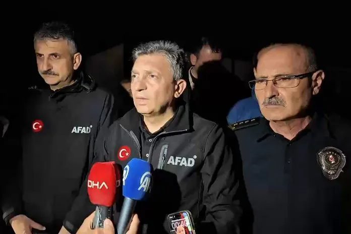 Antalya’nın Kepez ilçesinde şantiyeyi vuran hortum, işçilerin kaldığı iki konteyneri