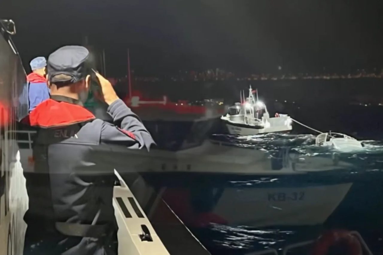 Balıkesir’in Ayvalık ilçesinde Kız Adası’nın güneyinde batan özel teknede kaybolan
